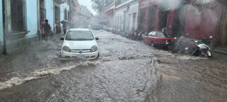 Fuerte tormenta provoca inundaciones y caída de árboles en Oaxaca capital