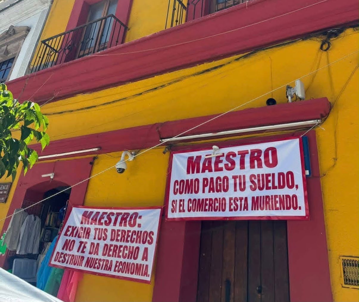 En los cartelones los comerciantes precisan que ya están hartos y el borde de la quiebra por el campamento que mantiene la CNTE que ha generado pérdidas considerables en sus establecimientos. AMEXI/FOTO/ Óscar Rodríguez, corresponsal