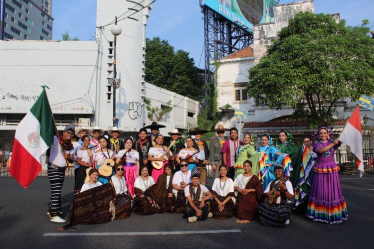 El gobierno de Nezahualcóyotl impulsa el folklore de México por diferentes países de Europa, con la presentación de jóvenes artistas de Neza.