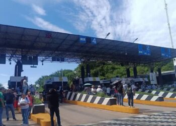 Maestros de la CNTE liberaron casetas de cobro de Chiapa de Corzo y Ocozocoautla. Pemiten paso sin cobro a los automovilistas.
