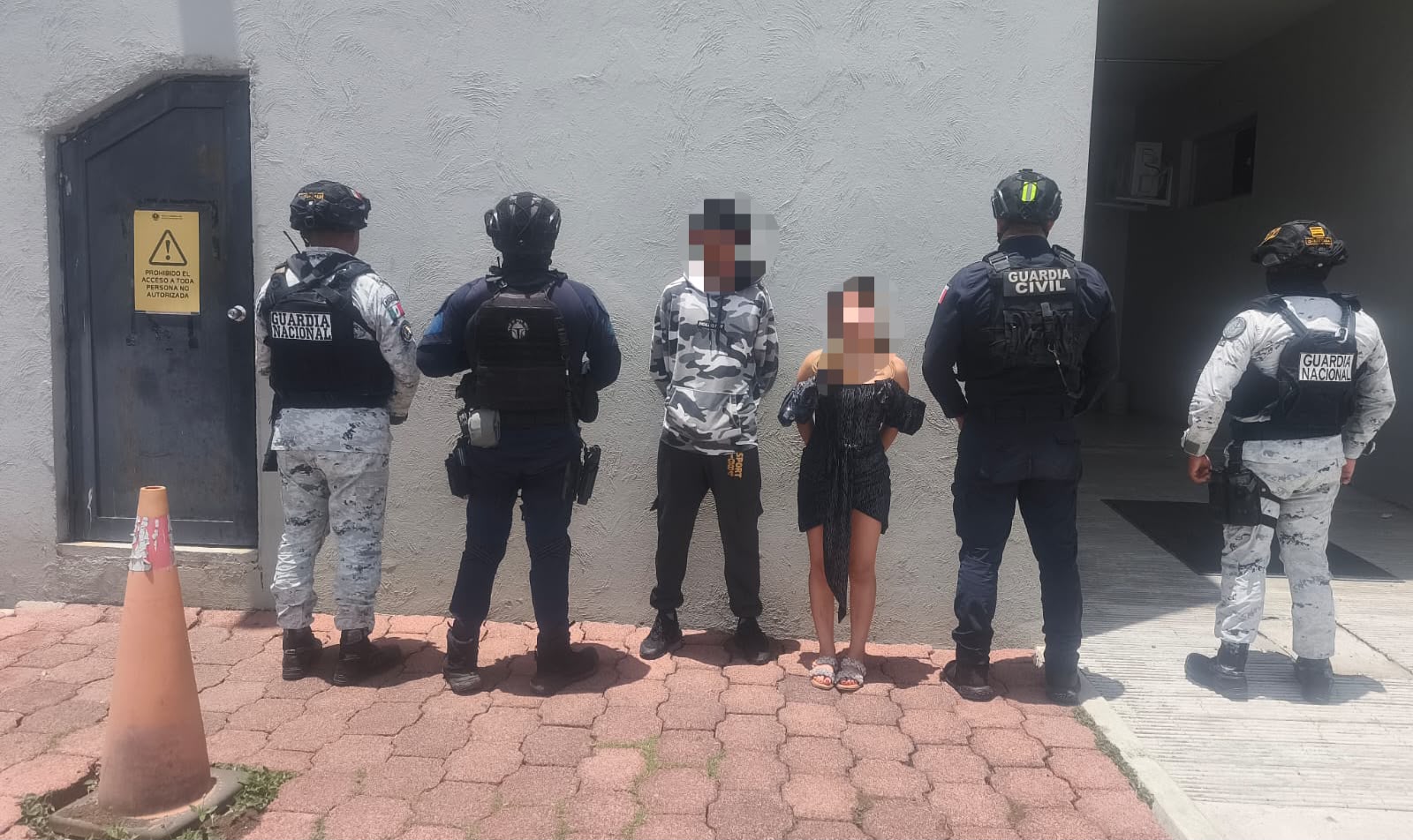 Agentes de seguridad y de la Guaardia Nacional detuvieron a tres personas del sexo masculino y una femenina. AMEXI/FOTO/ SSP 