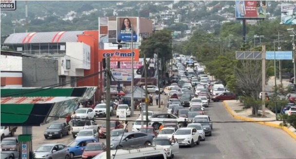 Esta movilización generó enormes y largas filas de automotores para abastecerse de combustible gratis durante la jornada de protesta.