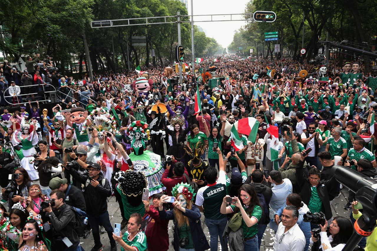 Desde temprana hora, cientos de familias de aficionados se aglutinaron desde la Glorieta del Ángel de la Independencia hasta el cruce con la avenida Juárez, cerca de la escultura de El Caballito.