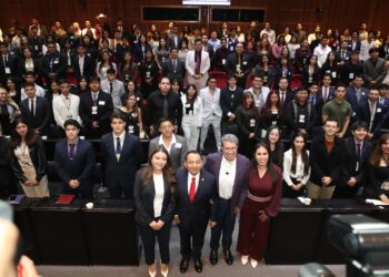 Al inaugurar el Parlamento Juvenil, el presidente de la Jucopo, Ricardo Monreal hace un llamado a formar nuevos liderazgos