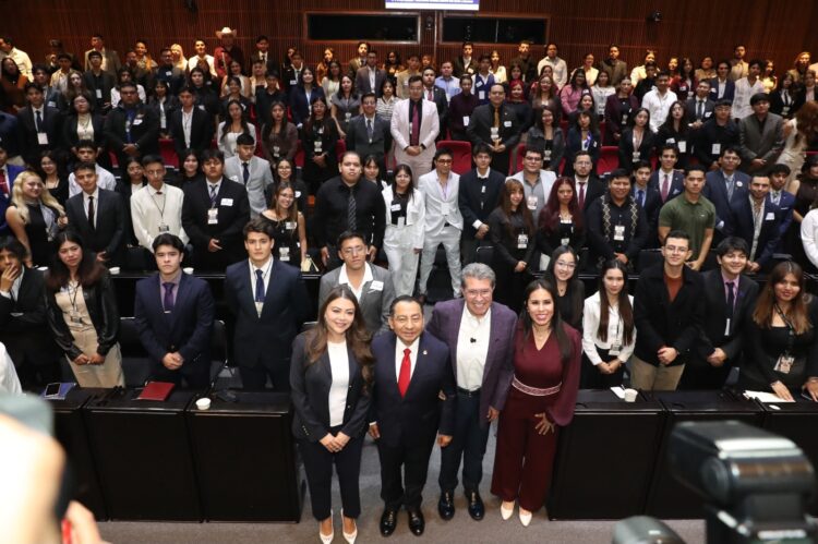 Al inaugurar el Parlamento Juvenil, el presidente de la Jucopo, Ricardo Monreal hace un llamado a formar nuevos liderazgos