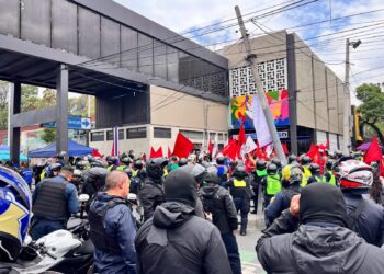 Cientos de policías encapsularon una manifestación de trabajadores del Gobierno de la Ciudad de México (GCDMX), que pretendían denunciar acoso laboral y sexual.