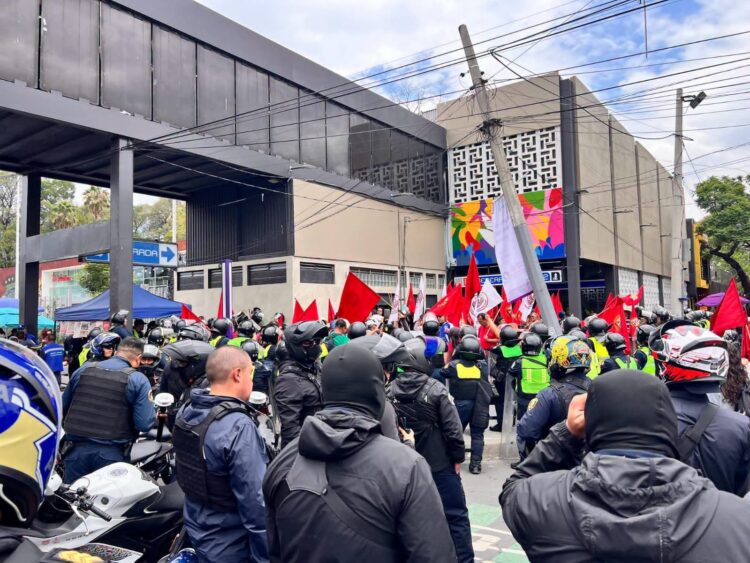 Cientos de policías encapsularon una manifestación de trabajadores del Gobierno de la Ciudad de México (GCDMX), que pretendían denunciar acoso laboral y sexual.