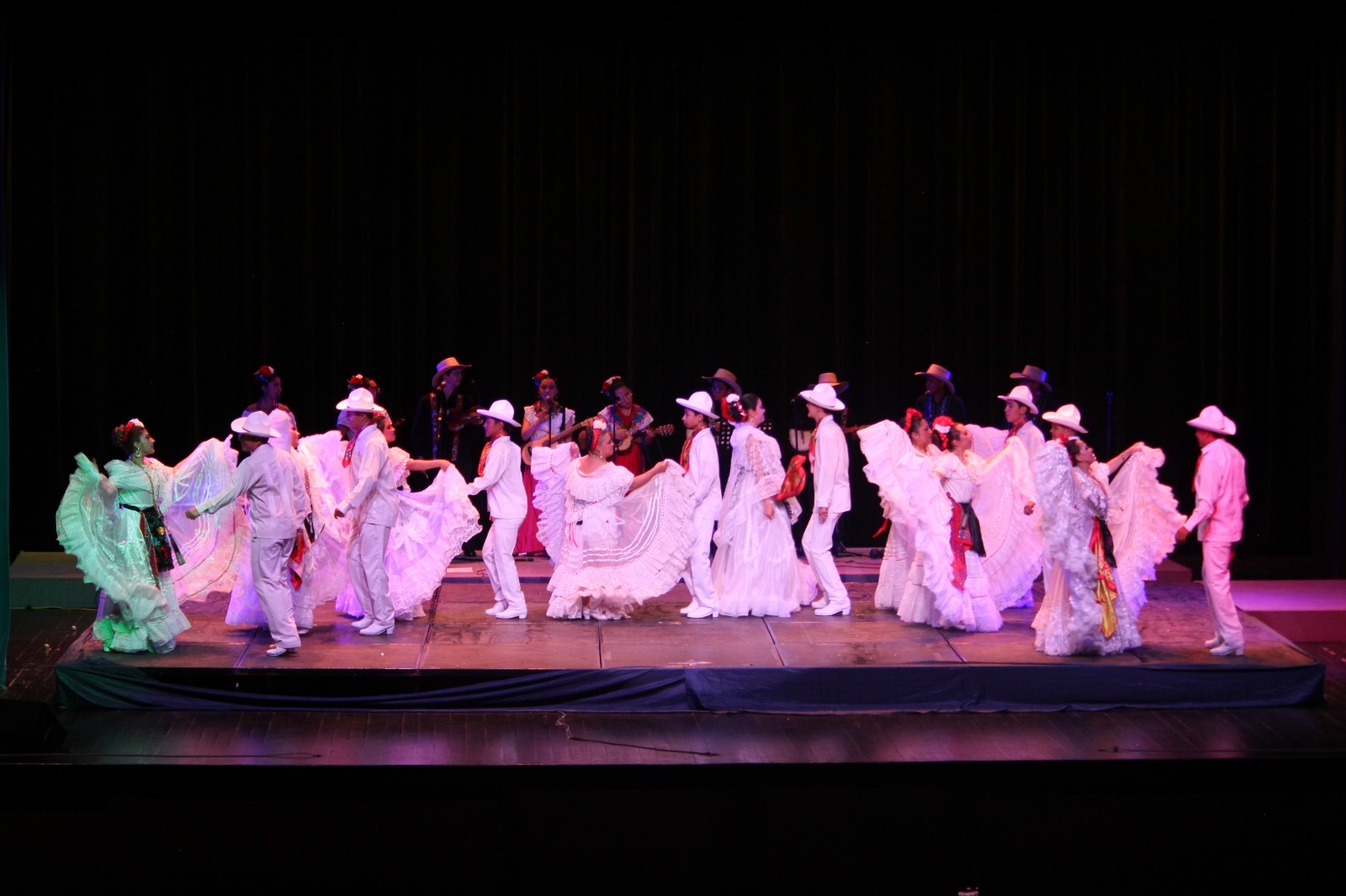 El objetivo de esta gira es llevar expresiones de folklore y artísticas mexicanas a distintos escenarios europeos