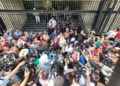 profesor de la CNTE pierde la vista por un petardo y negligencia
