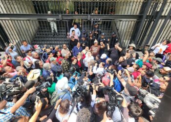 profesor de la CNTE pierde la vista por un petardo y negligencia