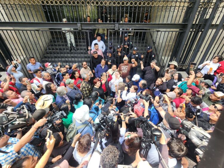 profesor de la CNTE pierde la vista por un petardo y negligencia