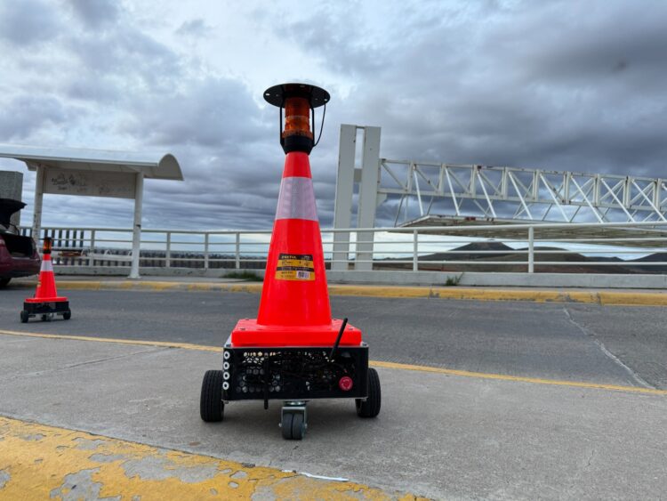 Un equipo de egresados y profesores del IPN crearon un sistema robotizado, entre otras cosas, para reducir accidentes viales