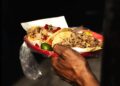 Plato de tacos mexicanos tradicionales servido con salsas y guarniciones típicas.
