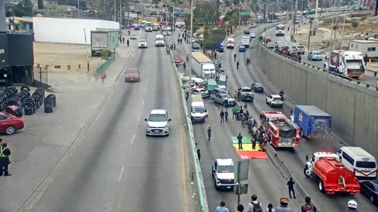 Desde Tijuana, BC reportan un accidente múltiple, que involucra a por lo menos unas 35 unidades y deja seis personas lesionadas.