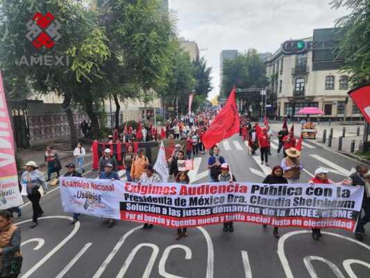 La ANUEE encabeza la movilización multitudinaria, que junto con el SME y el colectivo de cooperativas de la Nueva Central de Trabajadores, se dirige hacia la Secretaría de Gobernación