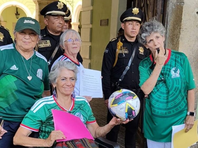 Activistas amonestan con tarjetas rojas al gobierno de Yucatán