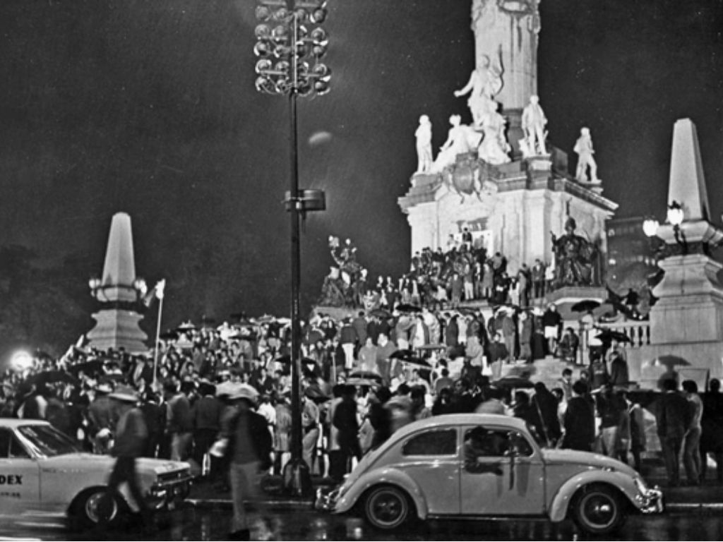 “Aficionados celebran en el Ángel 1970” Fotografía del Archivo Fotográfico de El Universal