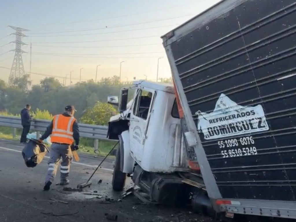 Arde camión tras choque en el Circuito Exterior Mexiquense