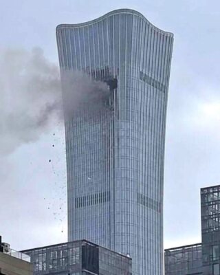 Un avión ligero Aurora Sunward SA60L chocó contra la Torre CITIC, en Beijing. 