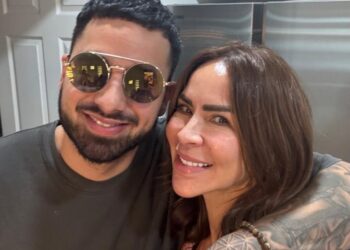 Aylín Mujica y su hijo Mauro Menéndez en una fotografía familiar compartida tras su fallecimiento.