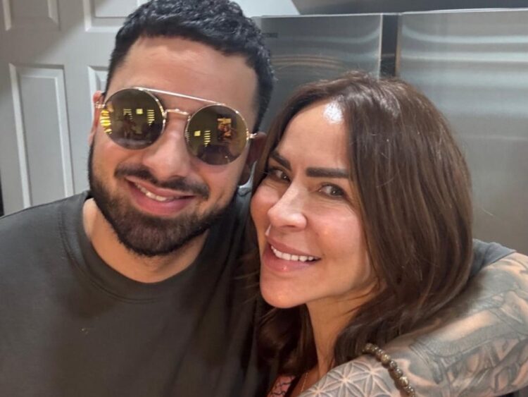 Aylín Mujica y su hijo Mauro Menéndez en una fotografía familiar compartida tras su fallecimiento.