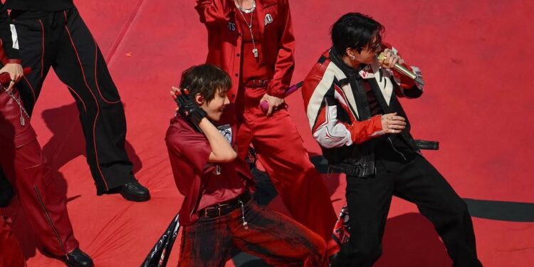 BTS interpreta "Dynamite" durante el histórico show de medio tiempo de la final de la Copa del Mundo 2026 en el MetLife Stadium.