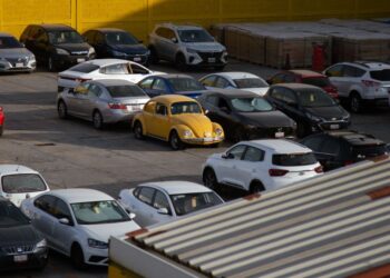 Cesa Fiscalía de Oaxaca a 102 funcionarios por red de robo de autos