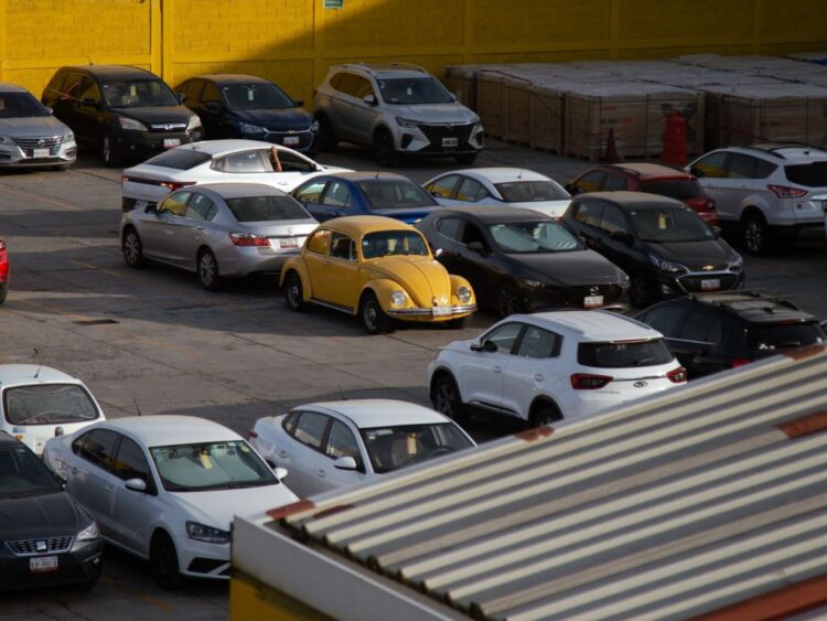 Cesa Fiscalía de Oaxaca a 102 funcionarios por red de robo de autos