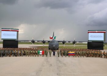 Regresan rescatistas mexicanos que ayudaron por sismo en Venezuela