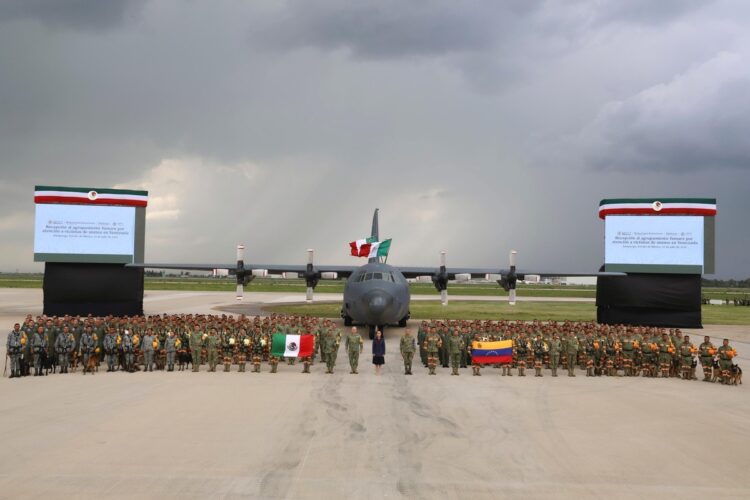 Regresan rescatistas mexicanos que ayudaron por sismo en Venezuela