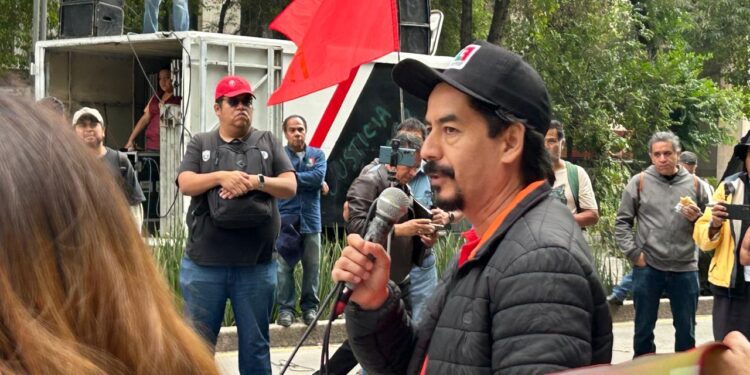 Cooperativas marchan por Reforma; piden audiencia en la Secretaría del Bienestar