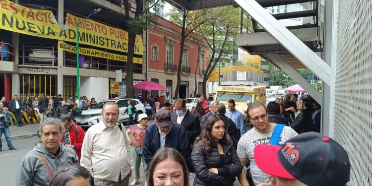 Cooperativas marchan por Reforma; piden audiencia en la Secretaría del Bienestar