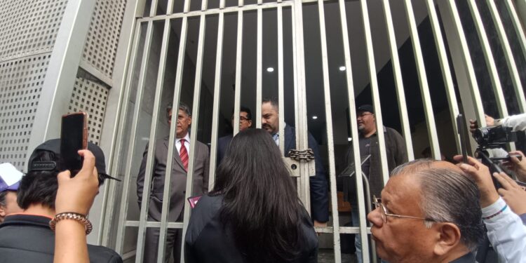 Cooperativas marchan por Reforma; piden audiencia en la Secretaría del Bienestar