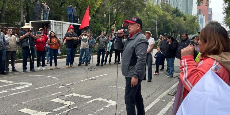 Cooperativas marchan por Reforma; piden audiencia en la Secretaría del Bienestar