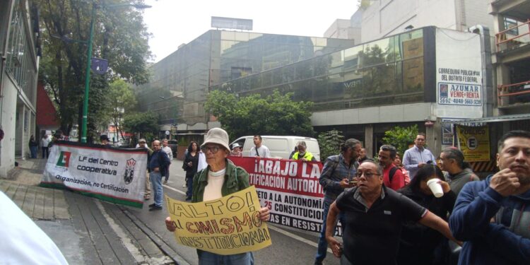 Cooperativas marchan por Reforma; piden audiencia en la Secretaría del Bienestar