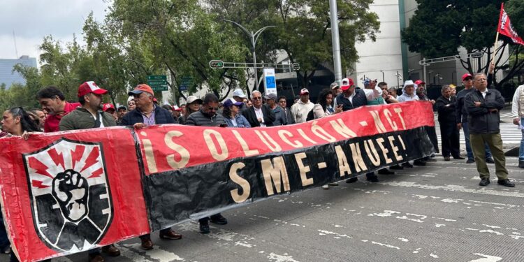 Cooperativas marchan por Reforma; piden audiencia en la Secretaría del Bienestar
