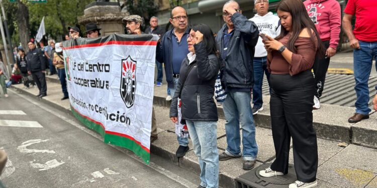Cooperativas marchan por Reforma; piden audiencia en la Secretaría del Bienestar
