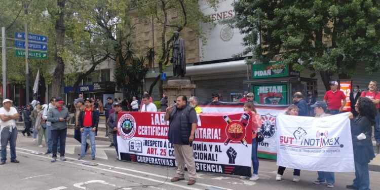 Cooperativas marchan por Reforma; piden audiencia en la Secretaría del Bienestar