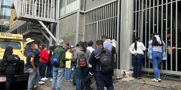 Cooperativas marchan por Reforma; piden audiencia en la Secretaría del Bienestar