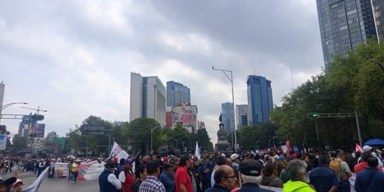 Cooperativas marchan por Reforma; piden audiencia en la Secretaría del Bienestar