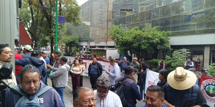 Cooperativas marchan por Reforma; piden audiencia en la Secretaría del Bienestar