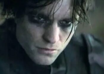 Robert Pattinson caracterizado como Batman durante la prueba de cámara de The Batman Part II, en el primer adelanto oficial difundido por el director Matt Reeves.