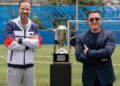 Integrantes de Azteca Deportes y del área de Espectáculos posan con la copa tras disputar la tradicional cascarita del Canal del Mundial en un ambiente de convivencia y futbol.