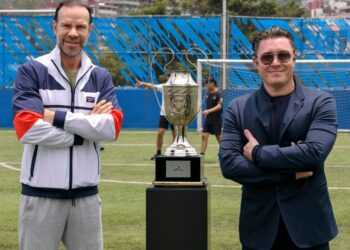 Integrantes de Azteca Deportes y del área de Espectáculos posan con la copa tras disputar la tradicional cascarita del Canal del Mundial en un ambiente de convivencia y futbol.