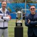 Integrantes de Azteca Deportes y del área de Espectáculos posan con la copa tras disputar la tradicional cascarita del Canal del Mundial en un ambiente de convivencia y futbol.