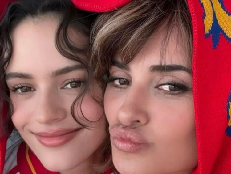 Penélope Cruz, Javier Bardem y Rosalía en las gradas del estadio durante el encuentro entre España y Austria, apoyando a La Roja en el Mundial 2026.