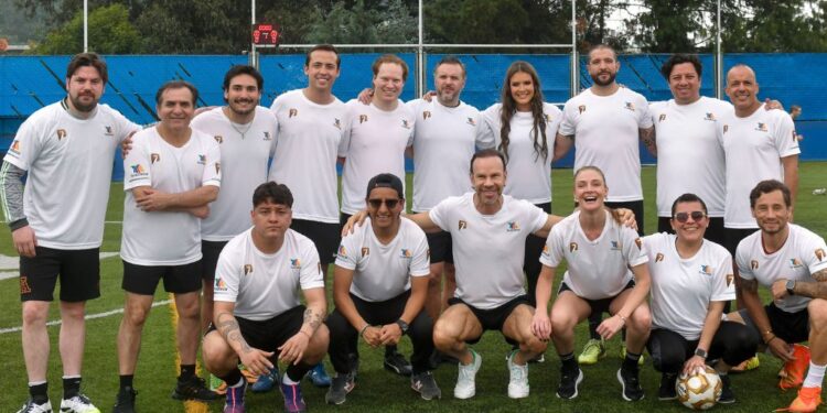 Integrantes de Azteca Deportes y del área de Espectáculos posan con la copa tras disputar la tradicional cascarita del Canal del Mundial en un ambiente de convivencia y futbol.