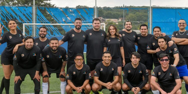 Integrantes de Azteca Deportes y del área de Espectáculos posan con la copa tras disputar la tradicional cascarita del Canal del Mundial en un ambiente de convivencia y futbol.