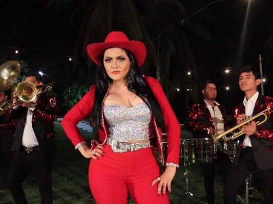 La cantante y compositora La Parribeña posa durante una entrevista, donde comparte su visión sobre el crecimiento internacional de la música regional mexicana y su trayectoria como pionera del género sierreño.