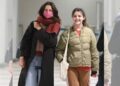 Suri Noelle, hija de Katie Holmes y Tom Cruise, durante un acto público; la joven habría adoptado legalmente el apellido de su madre como parte de una nueva etapa personal.